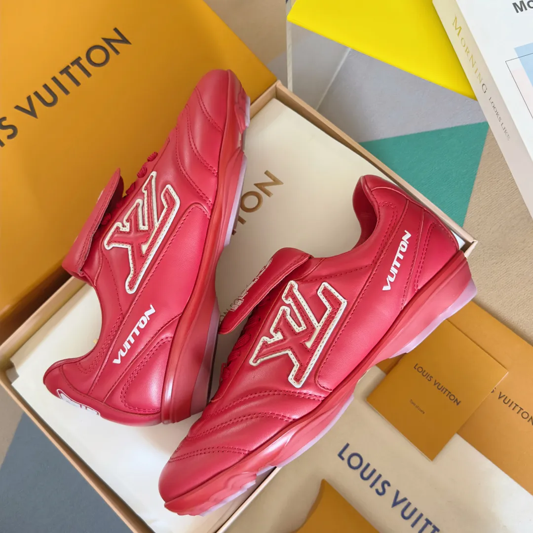 Top version: Couple model 640💰 LV Louis Vuitton L house Donkey brand latest Footprint series Couple model football sneakers casual running shoes original purchase development and production This Footprint Soccer sneaker was unveiled in the 2025 spring and summer series fashion show. It is the first sneaker designed by Pharrell Williams inspired by football shoes. The shoes are inspired by football, a sport that spans generations and cultures, echoing the 2025 spring and summer series fashion show's theme of unity and universal participation. The shoe is famous for its sleek design, with the dynamic IV Initials logo embellished on the side, the tongue embellished with the Lvers United badge inspired by the football team, and the foot pattern rubber sole decorated with multiple Louis Vuitton logos. Exquisitely packaged at the delivery counter🛍📦 ▪️Material: Original imported first-layer cowhide ▪️Lining: Original custom-made soft sheepskin lining ▪️Sole: Original open-molded two-color TPU combination sole ▪️Sole thickness: 3.5CM ▪️Size: Women’s 35-41 / Men’s 39-45